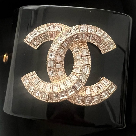 👑✅PRICE FIRM✅ Beautiful Vintage Chanel Black Resin Cuff Bracelet. - Picture 4 of 16